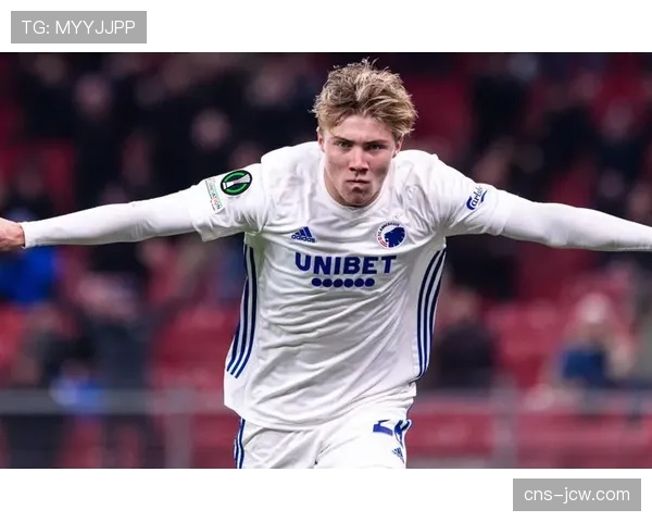 拜仁青训持续产出：16岁前锋冯陶贝参加一线队训练展现未来布局